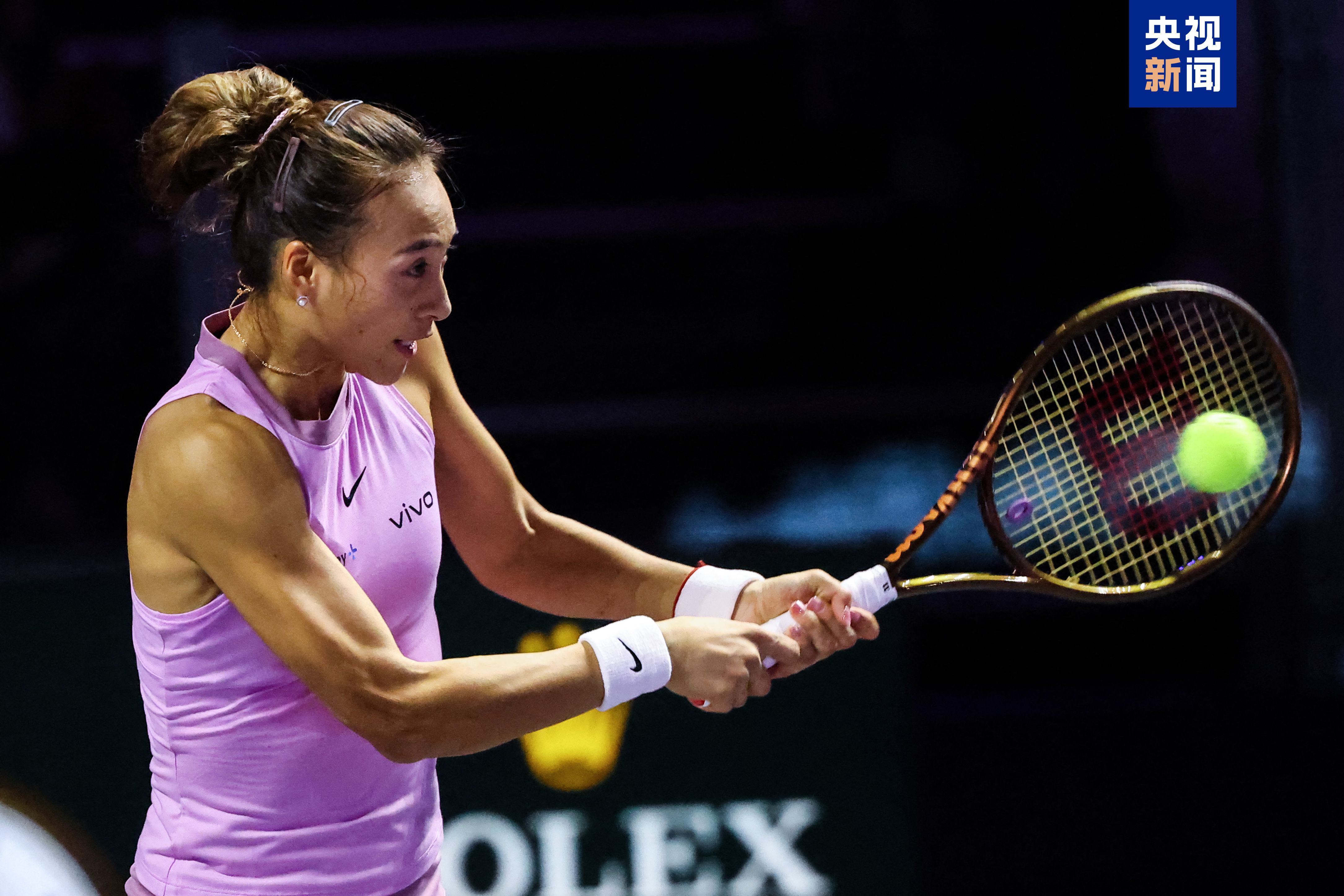 决赛见！郑钦文在WTA年终总决赛半决赛2-0晋级决