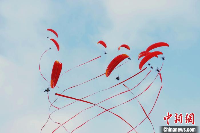 江西赣州南康区举行“圣境山杯”全国滑翔伞定