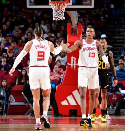 卡佩拉逆袭成内线关键先生 火箭替补阵容展现深