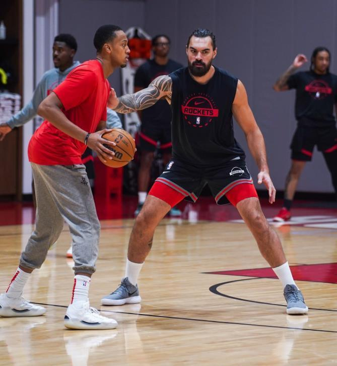 卡佩拉逆袭成内线关键先生 火箭替补阵容展现深