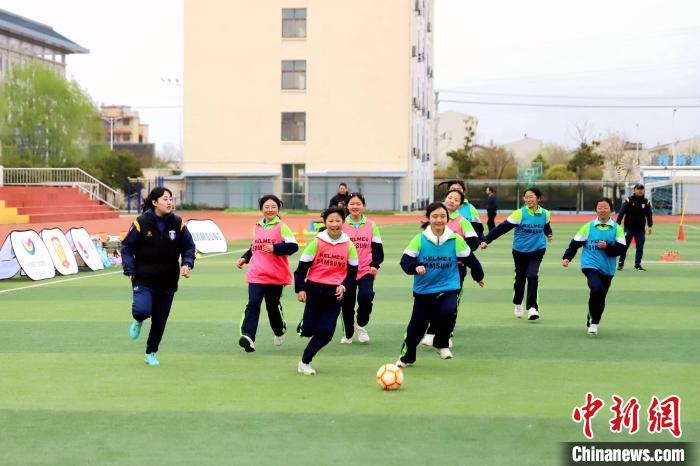 陕西公益足球活动走进朱鹮之乡洋县 逾9000青少年